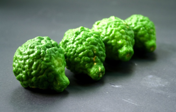 Зеленые плоды бергамота на серой поверхности