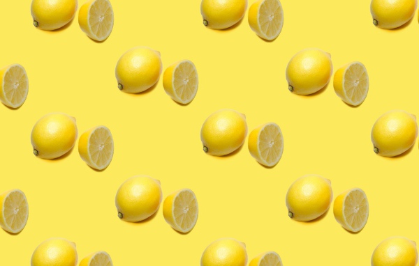 Сочные кислые лимоны на желтом фоне 