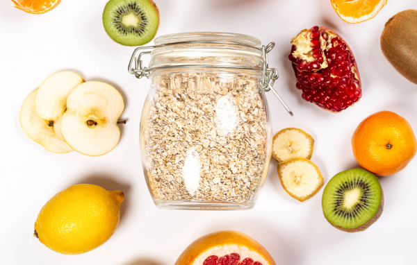 Овсяные хлопья с фруктами на белом столе