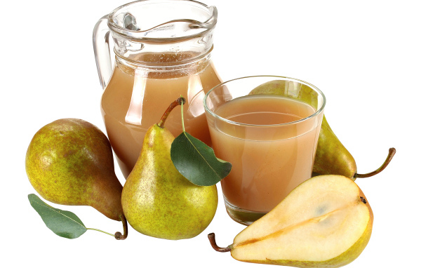 Грушевый сок с грушами на белом фоне
