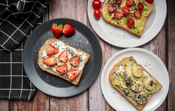 Бутерброды с малиной и бананом 