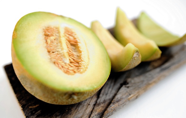 Спелая сочная дыня нарезанная кусками 