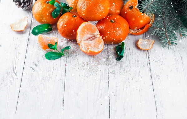 Спелые сочные мандарины с мятой на столе