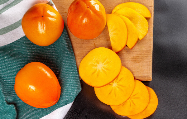 Хурма нарезанная кусочками на столе