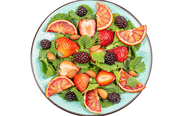 Ягоды клубники и ежевики с апельсином и листьями мелиссы