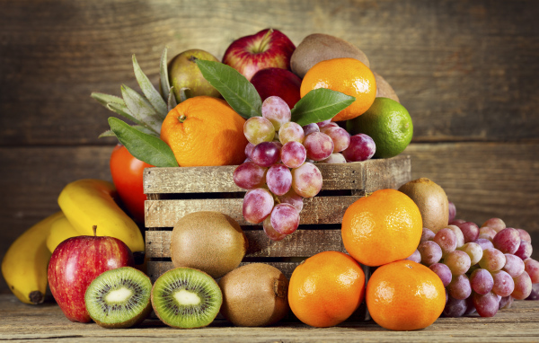 Деревянный ящик со свежими фруктами 