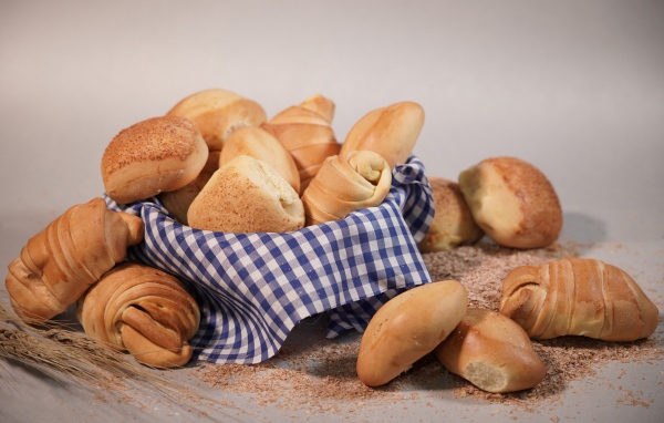 Вкусные сдобные булочки на сером фоне