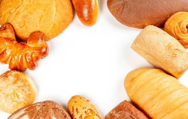 Свежая аппетитная выпечка на белом фоне 