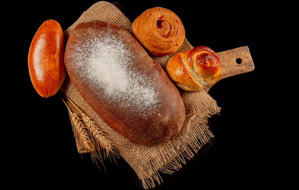 Свежая выпечка на черной поверхности