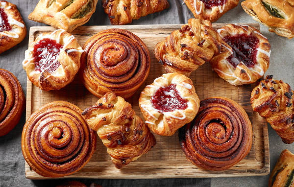 Свежая сладкая выпечка на доске на столе 