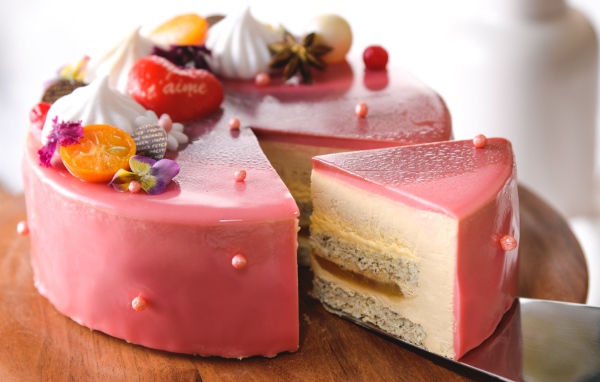 Красивый торт с розовой глазурью на праздник