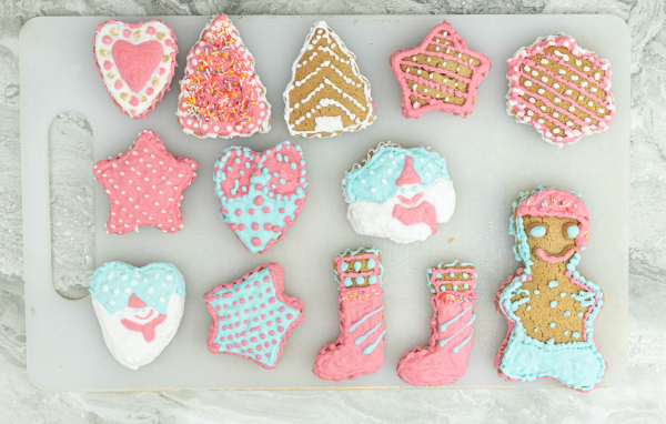 Красивое рождественское печенье на доске