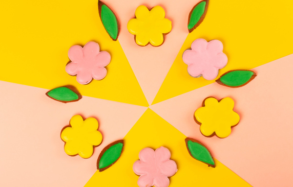 Красивое розовое и желтое печенье на столе 