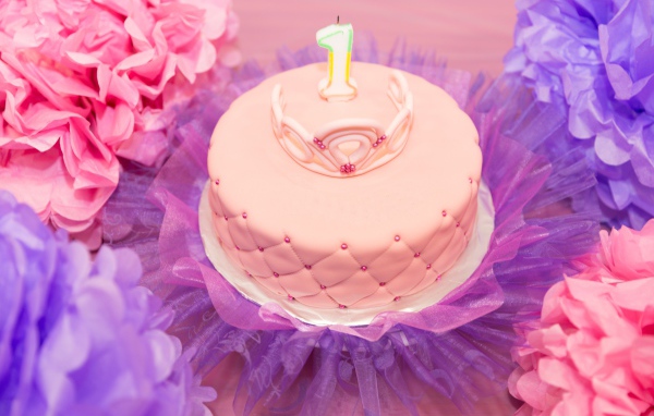Красивый розовый торт на день рождения 1 год