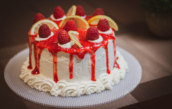 Красивый белый торт с малиной и лимоном 