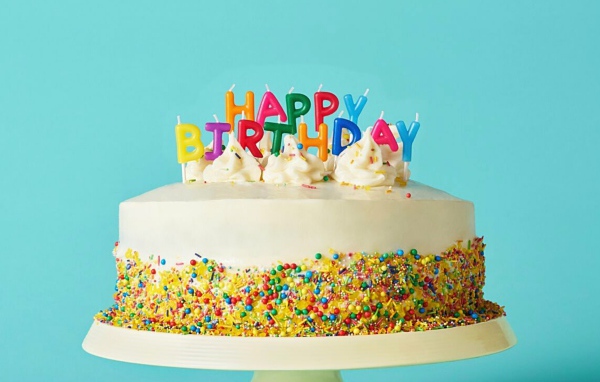 Большой яркий торт на день рождения на голубом фоне
