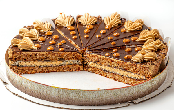 Торт со сливочным кремом на белом фоне