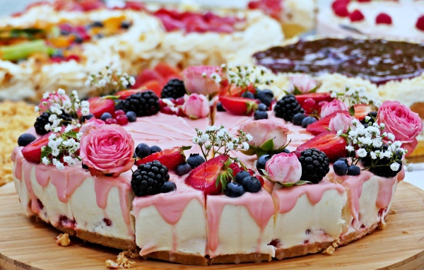 Торт чизкейк с ягодами и цветами 