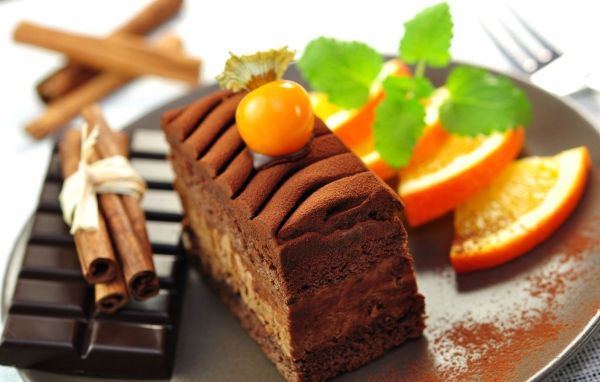 Шоколадное пирожное с корицей и шоколадом 