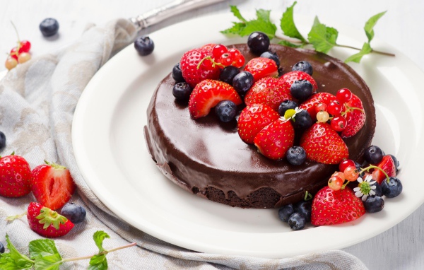 Шоколадный торт с ягодами черники и клубники 