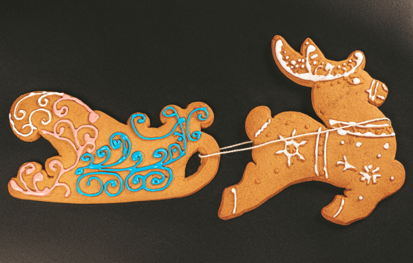 Рождественское печенье на черном столе