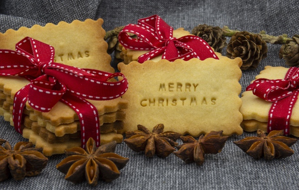 Рождественское печенье с бантами и бадьяном