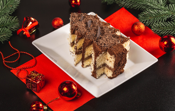 Торт в форме елочки на столе с игрушками