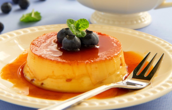 Творожный десерт с сиропом и ягодами черники