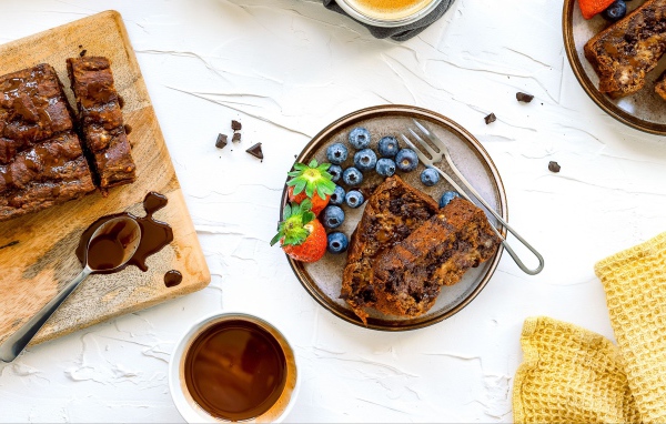 Вкусный пирог с шоколадом и ягодами черники и клубники