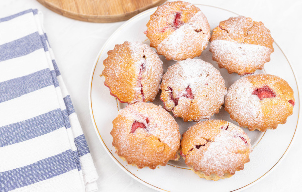 Вкусные кексы с клубникой с сахарной пудрой