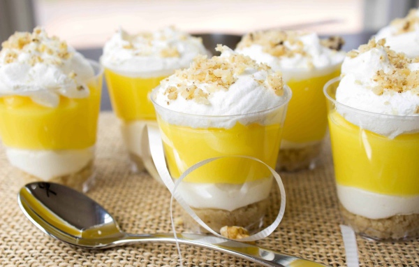 Десерт в стакане со взбитыми сливками