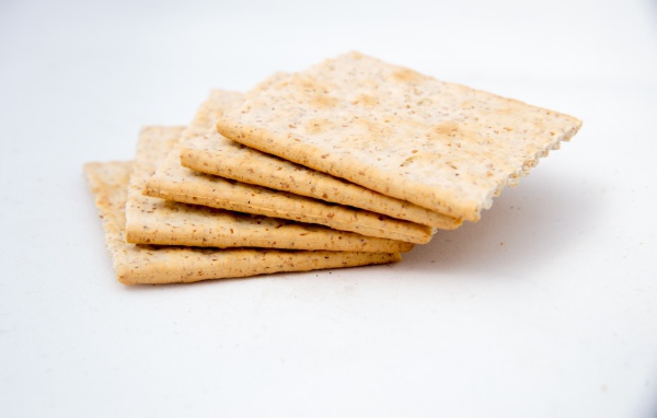 Сухое печенье галеты на белом фоне