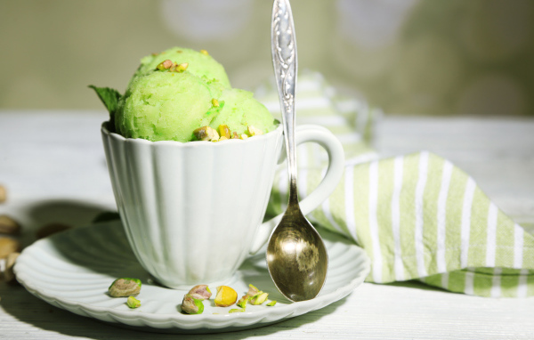 Шарики мороженого в чашке с фисташками