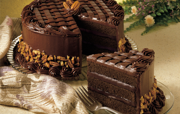 Большой шоколадный праздничный торт с орехами 