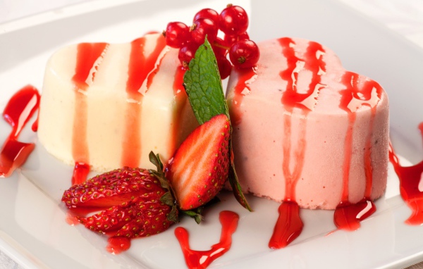 Молочное и клубничное желе с клубникой и смородиной 