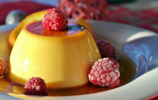 Молочное желе с сиропом и ягодами малины 