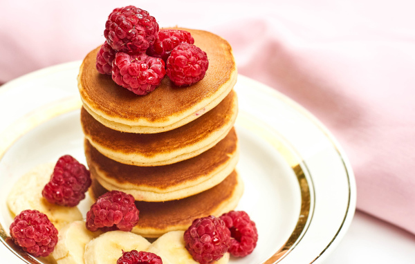 Румяные оладьи с ягодами малины и бананом 