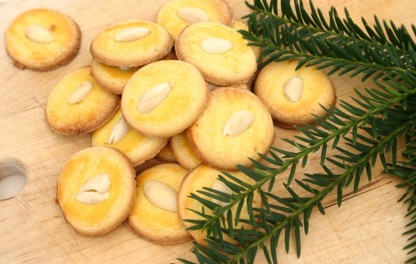 Песочное печенье на столе с еловой веткой 