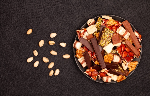 Сладости с орехами на черном столе 
