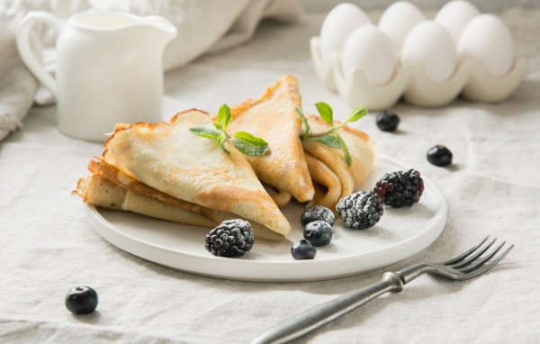 Тонкие аппетитные блинчики с ягодами ежевики и черники