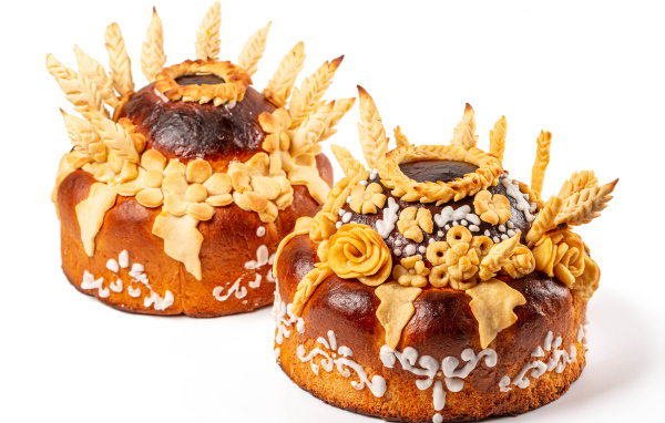 Два каравая с цветами на белом фоне