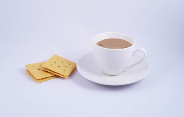 Чашка кофе на столе с галетами