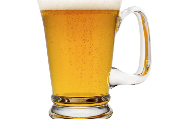 Бокал пенного пива на белом фоне