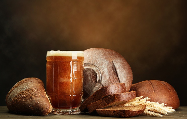 Бокал кваса на столе с хлебом