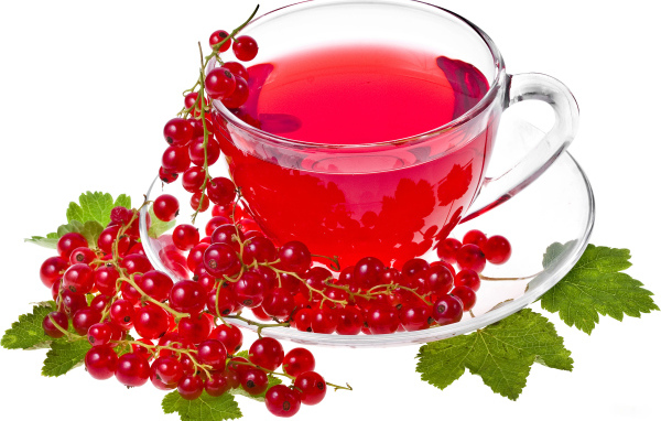 Красный чай на белом фоне с красной смородиной