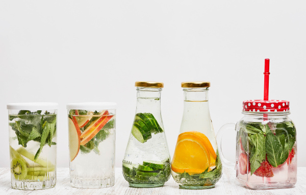 Освежающие коктейли на сером фоне