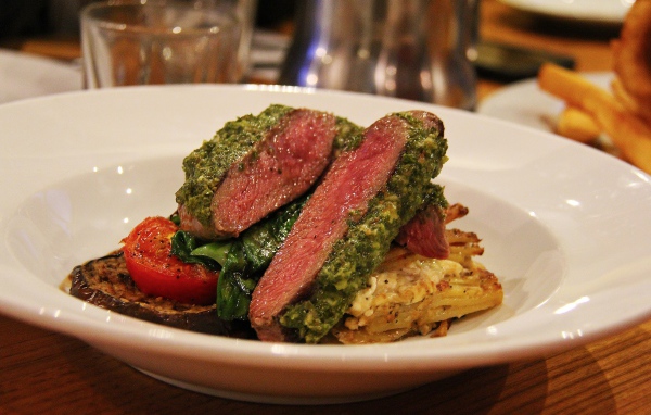 Аппетитный стейк на тарелке с овощами