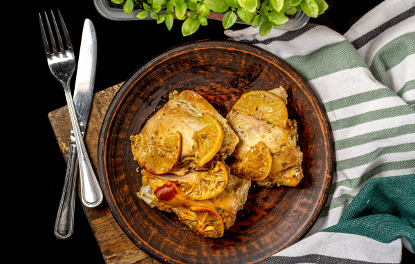 Куриное мясо в миске на столе 