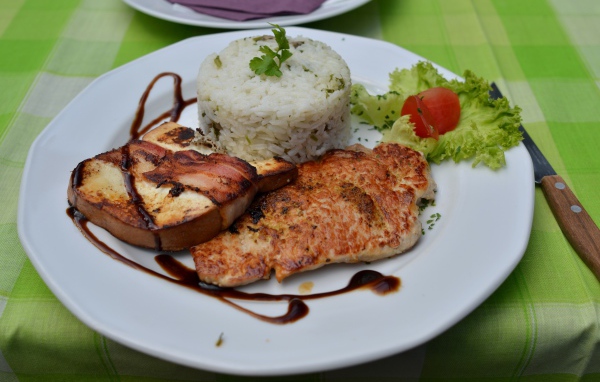 Рис на тарелке с кусками мяса