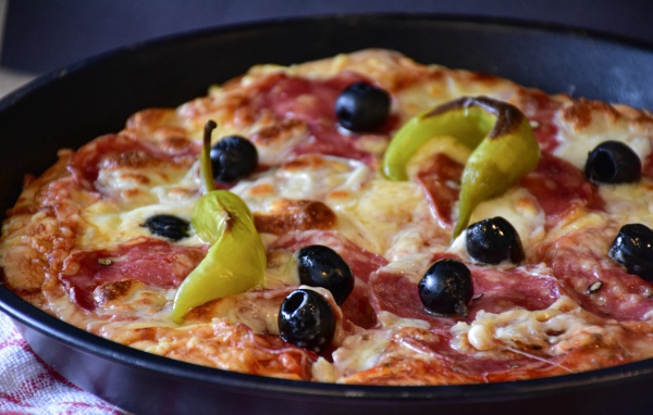 Пицца с оливками и перцем на сковороде 